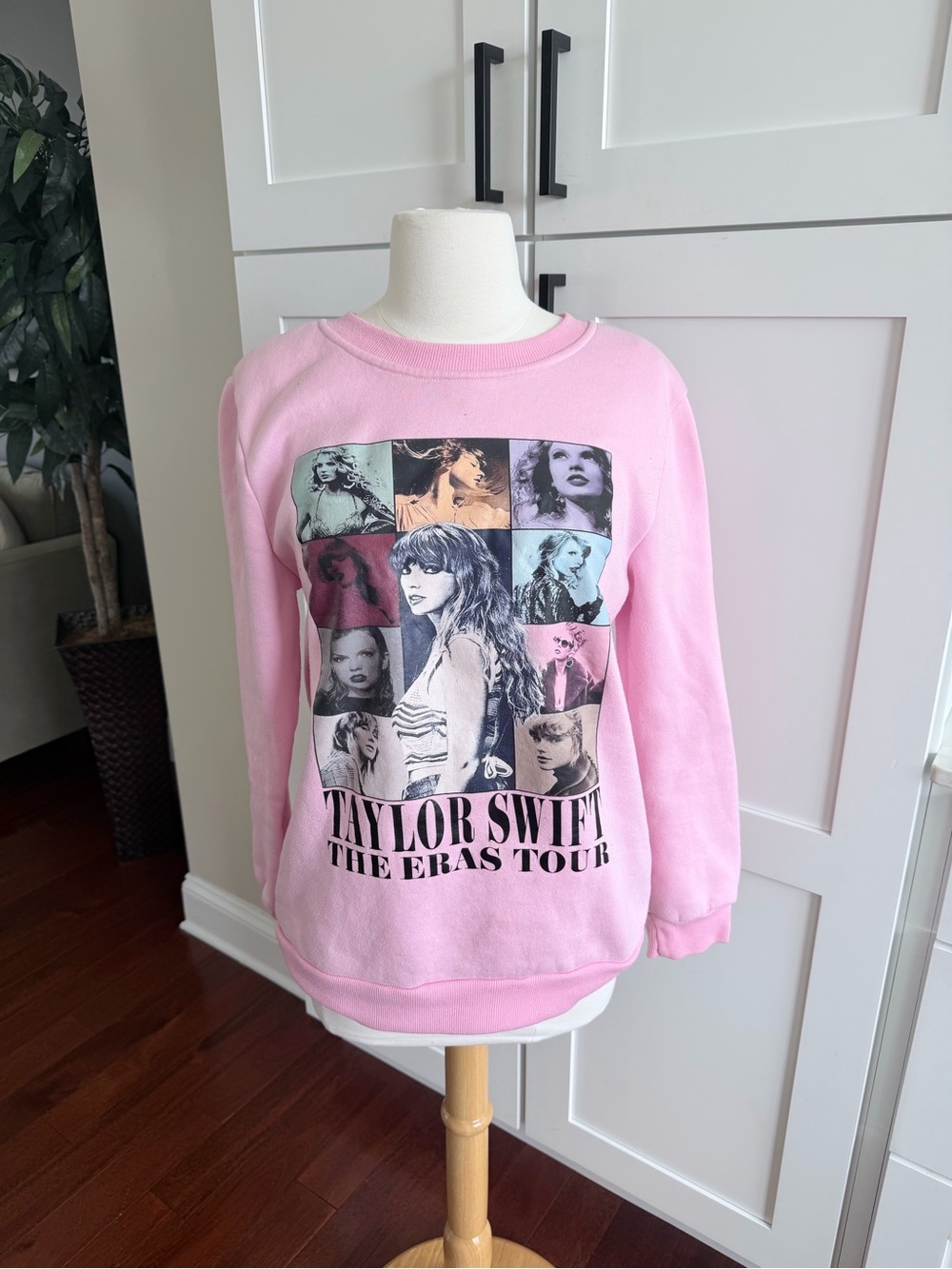Taylor Swift Pink Graphic 'The Eras Tour' Crewneck Sweatshirt Pink Medium 2024